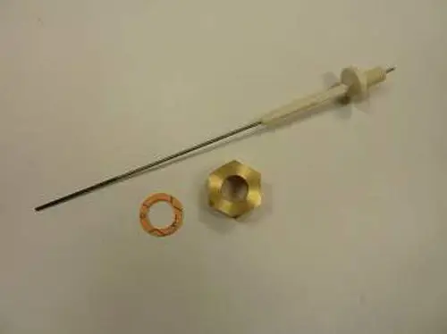 Stopfen und Anode, bestehend aus einem langen Metallstift, einer Kunststoffhülle und einem Kupfer- bzw. Messingbauteil, wie bei Remeha-Produkten üblich.